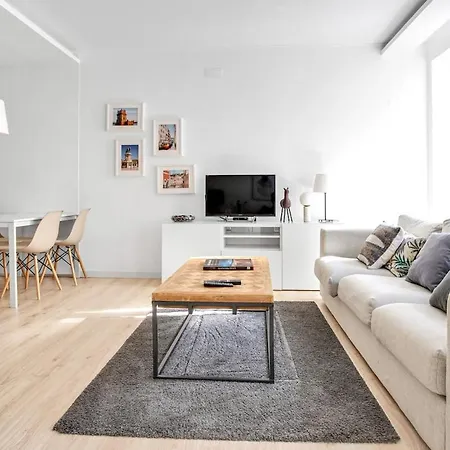 Modern 2 Bedroom In Estrela With Outside Terrace! Amazing For Families, Couples, Friends * Lisboa