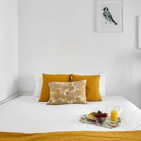 Modern 2 Bedroom In Estrela With Outside Terrace! Amazing For Families, Couples, Friends Apartamento