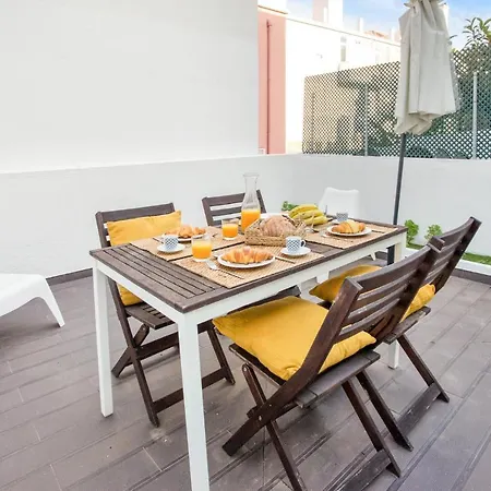 Apartment Modern 2 Bedroom In Estrela With Outside Terrace! Amazing For Families, Couples, Friends *